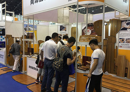 尊龙集团官网入口地板出席了2018年6月中国(郑州)国际汽车后装展览会